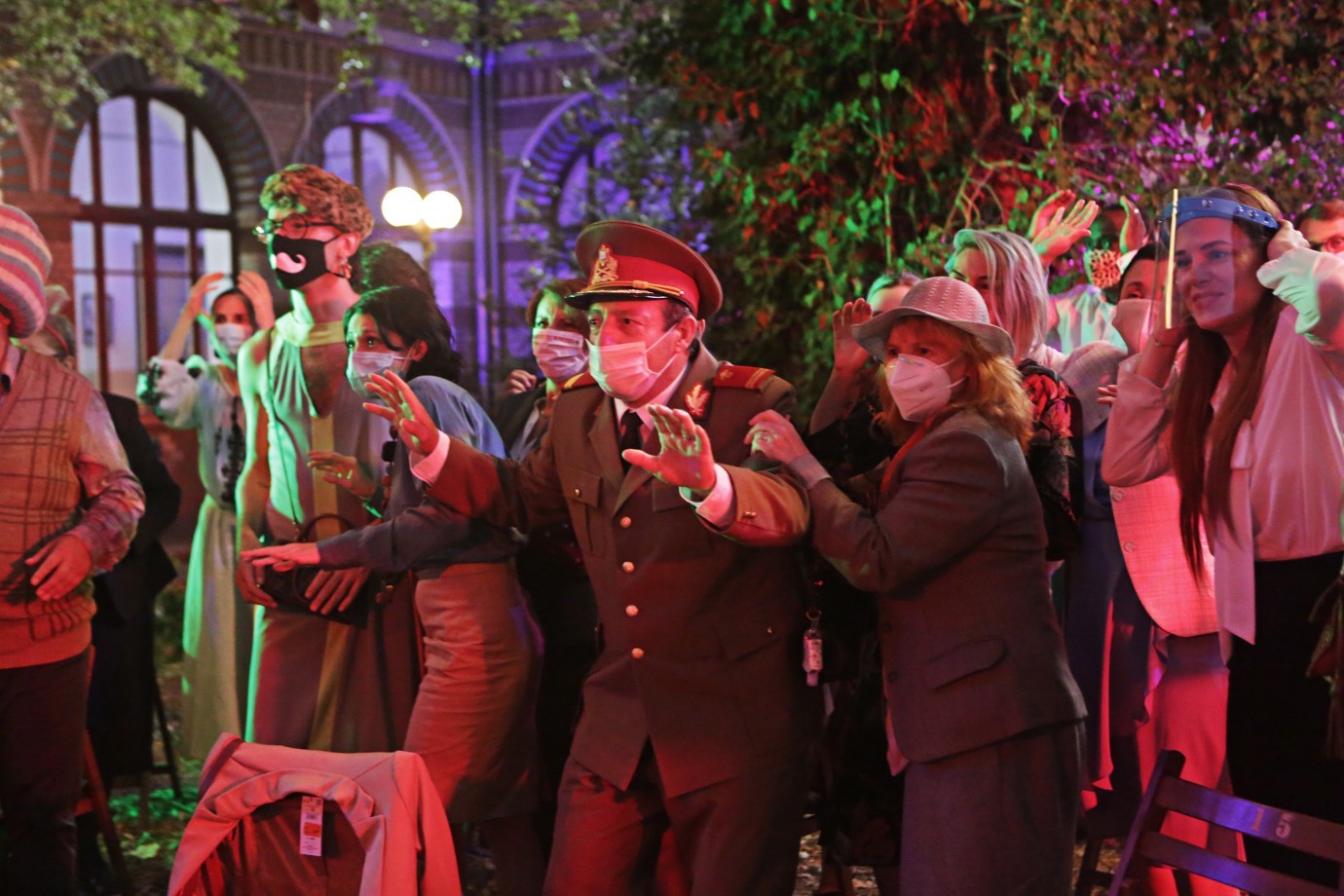 „Babardeală cu bucluc sau porno balamuc“ - mai bine de atât nu se putea