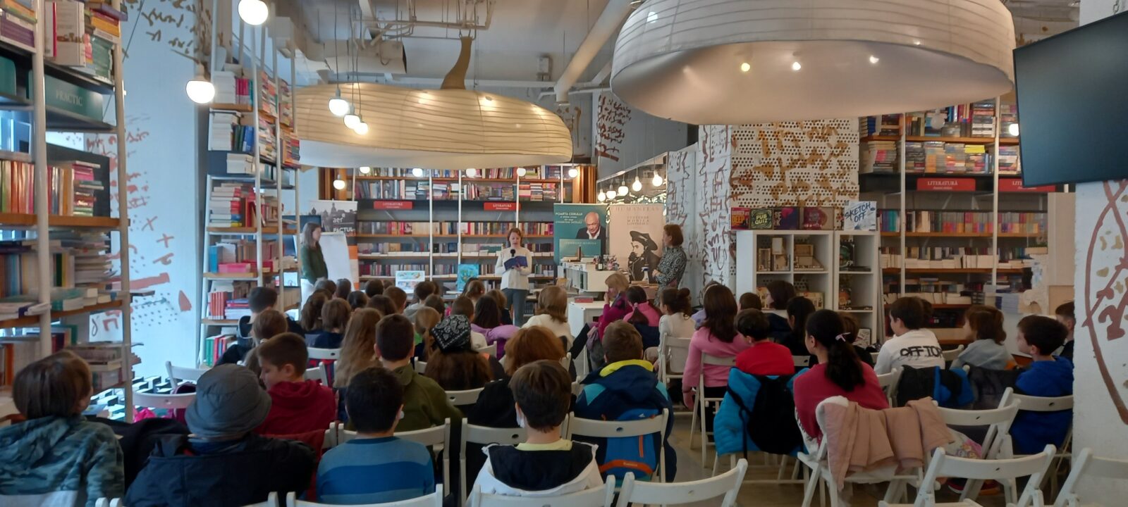 Adriana Ștefan: ”Atunci când scriu, neprevăzutul este un partener pe care mă pot bizui întotdeauna”